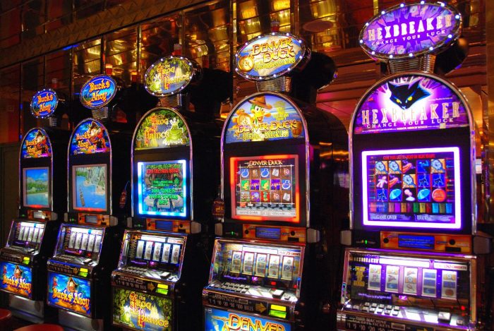 how to play poker on slot machines